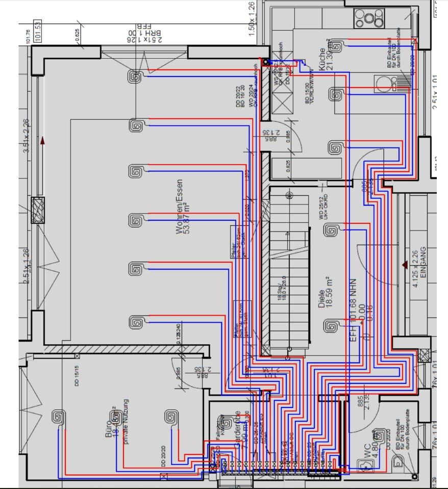 Grundriss einer Wohnung mit roter und blauer Elektroverkabelung, Küche und Flur.