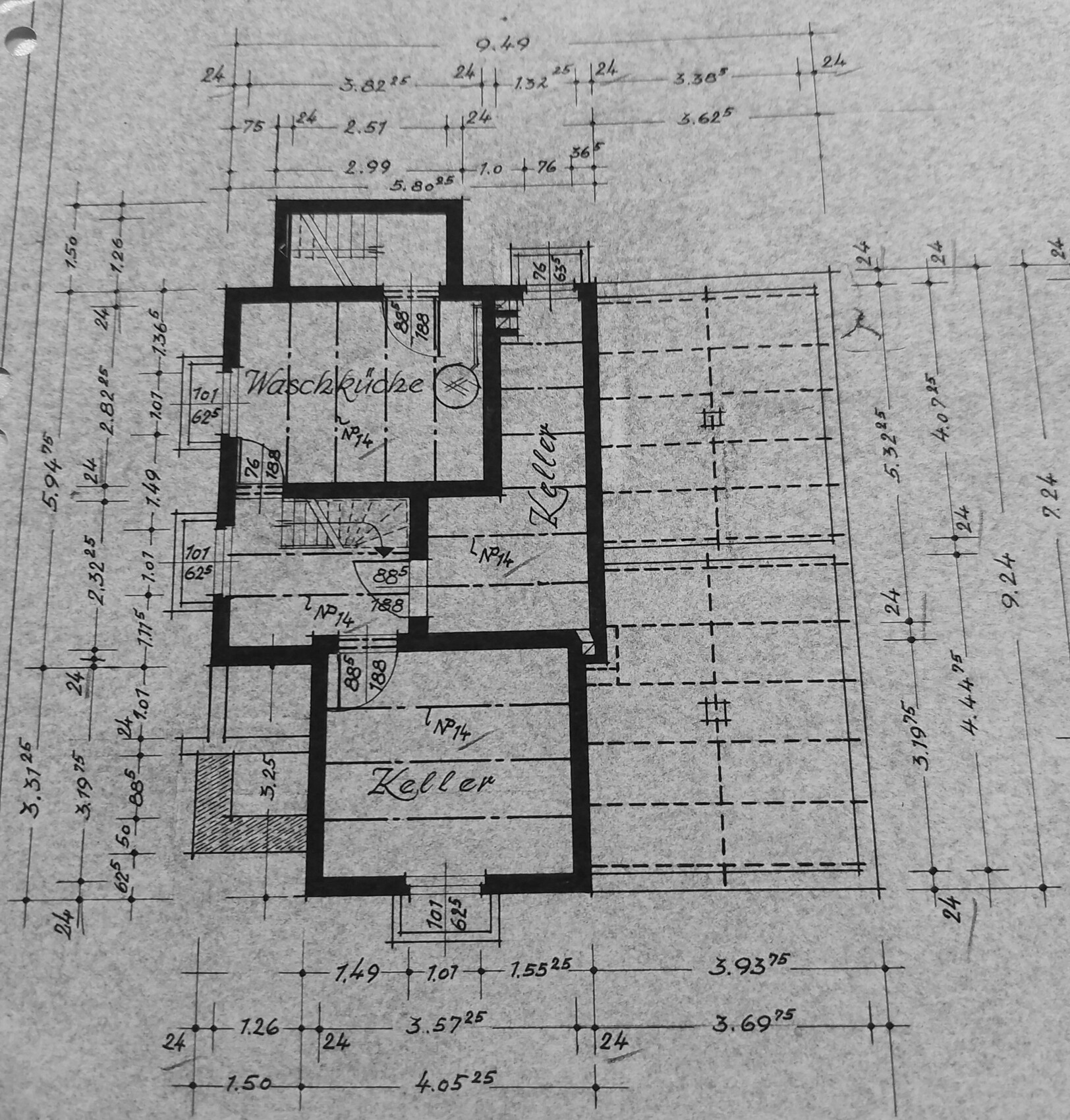 Grundriss Kellergeschoss: Waschküche, Kellerraum, Flur und Treppenhaus mit Maßangaben.