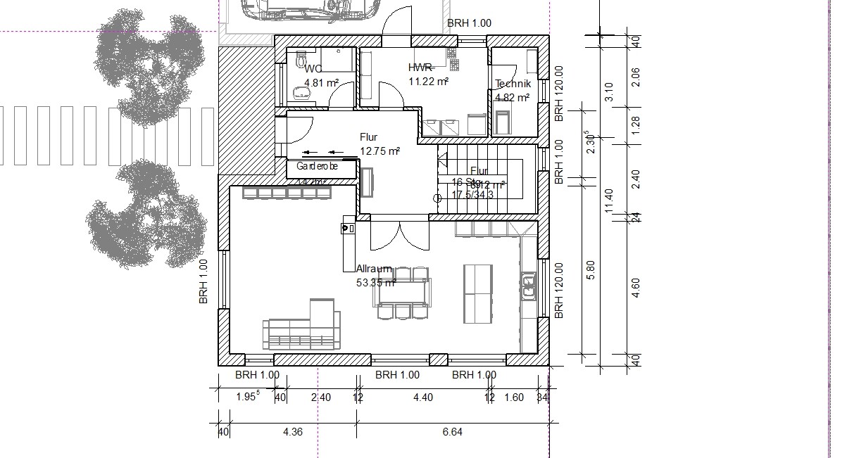 Grundriss eines Hauses: Allraum, Flur, Garderobe, WC, HWR, Technik; Außenbereich mit Bäumen