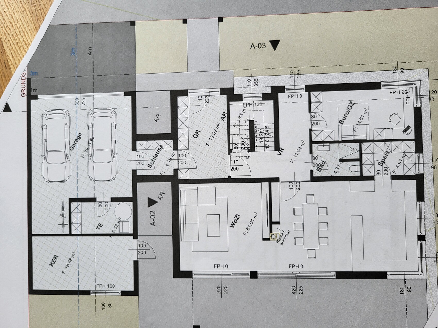 Grundriss eines Hauses mit Doppelgarage, Wohnzimmer, Küche, Büro, Bad und Speis.