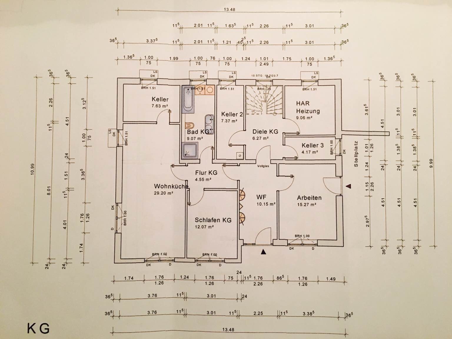 2D-Grundriss eines Hauses mit Küche, Wohnen, Schlafen, Keller und Bad