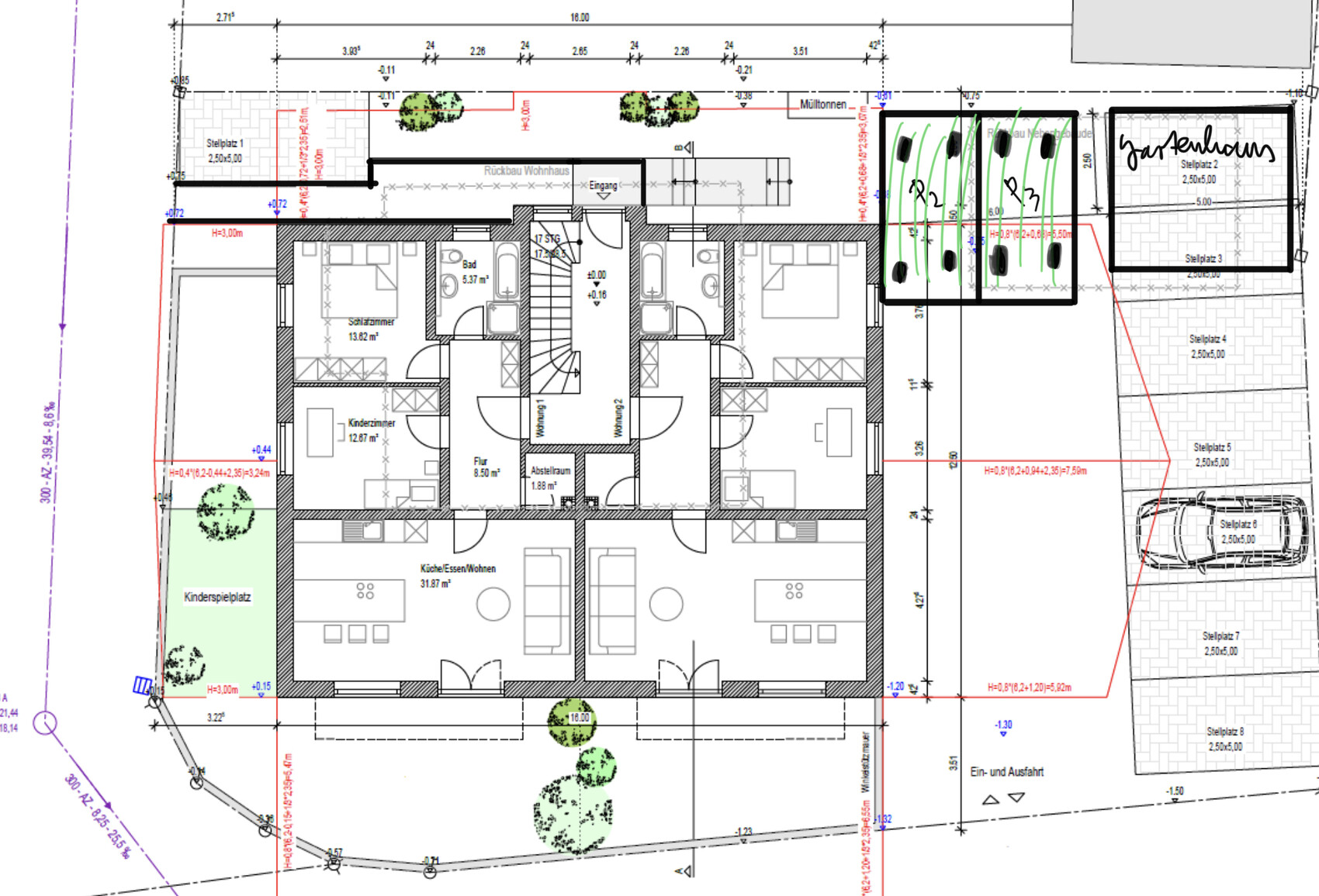 Grundriss eines Hauses: Wohn-/Küche, Schlafzimmer, Kinderzimmer, Bad, Flur, Garten, Stellplätze