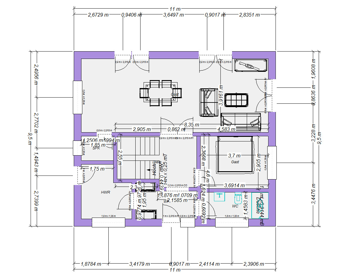 Grundriss eines Hauses mit möblierten Räumen, Treppen, Türen, Bädern und Maßangaben.