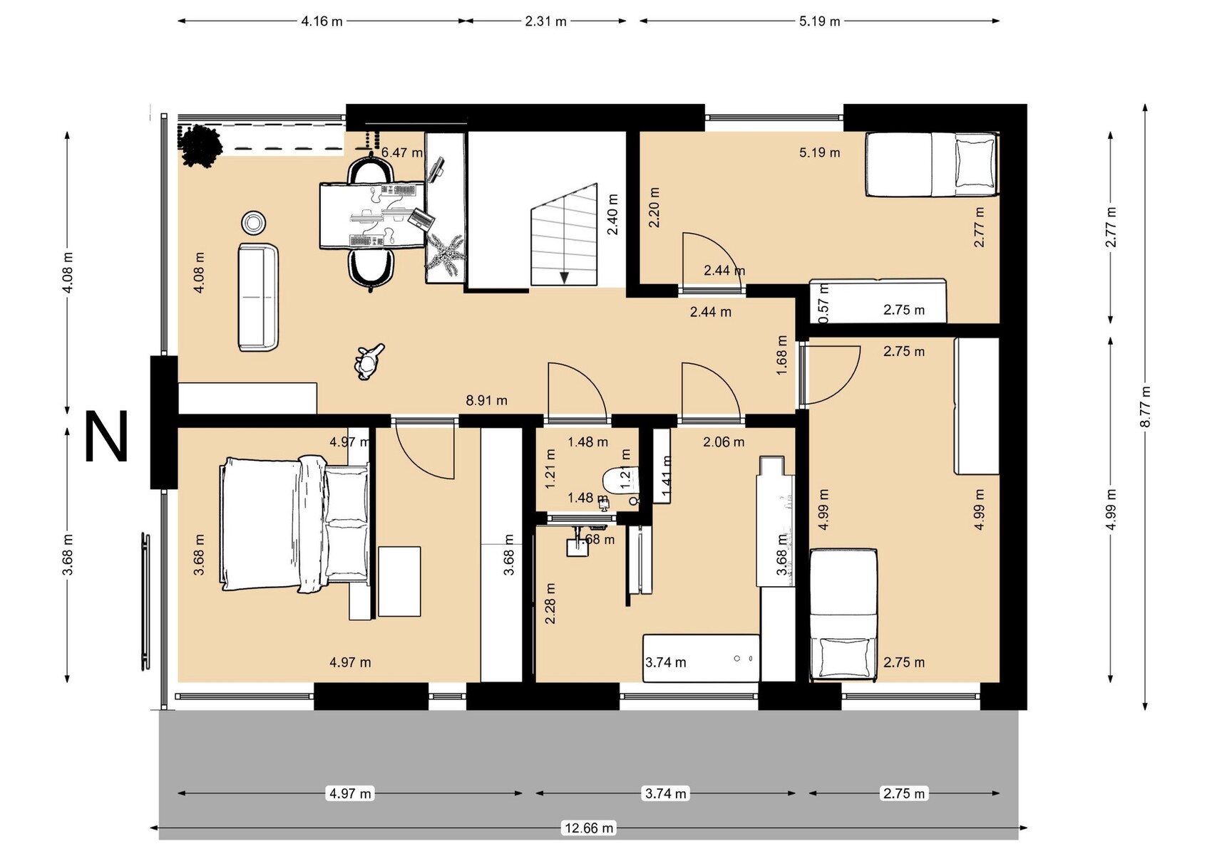 Grundriss eines Einfamilienhauses: Wohnzimmer, Küche, Flur, Bad, drei Schlafzimmer, Treppe, Maße.