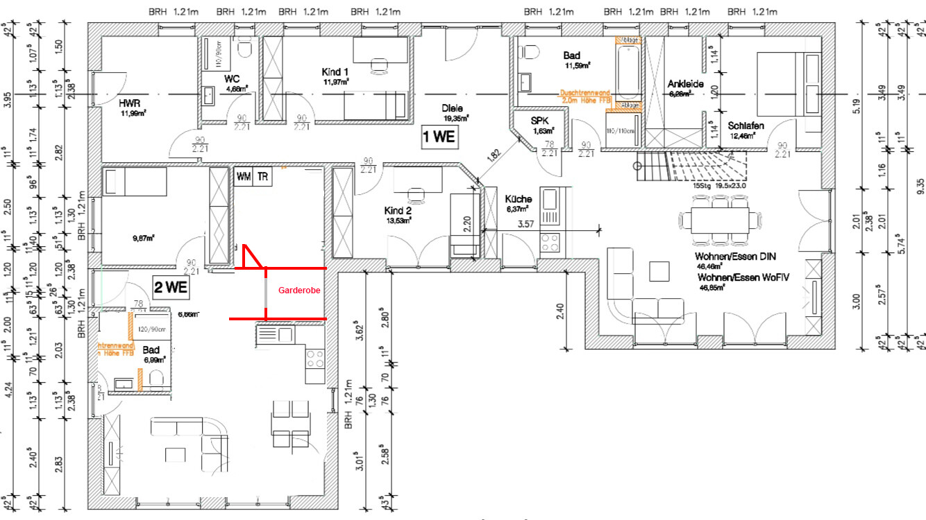 Grundriss einer 1 WE mit Küche, Wohnzimmer, Bad und Garderobe (rot markiert).