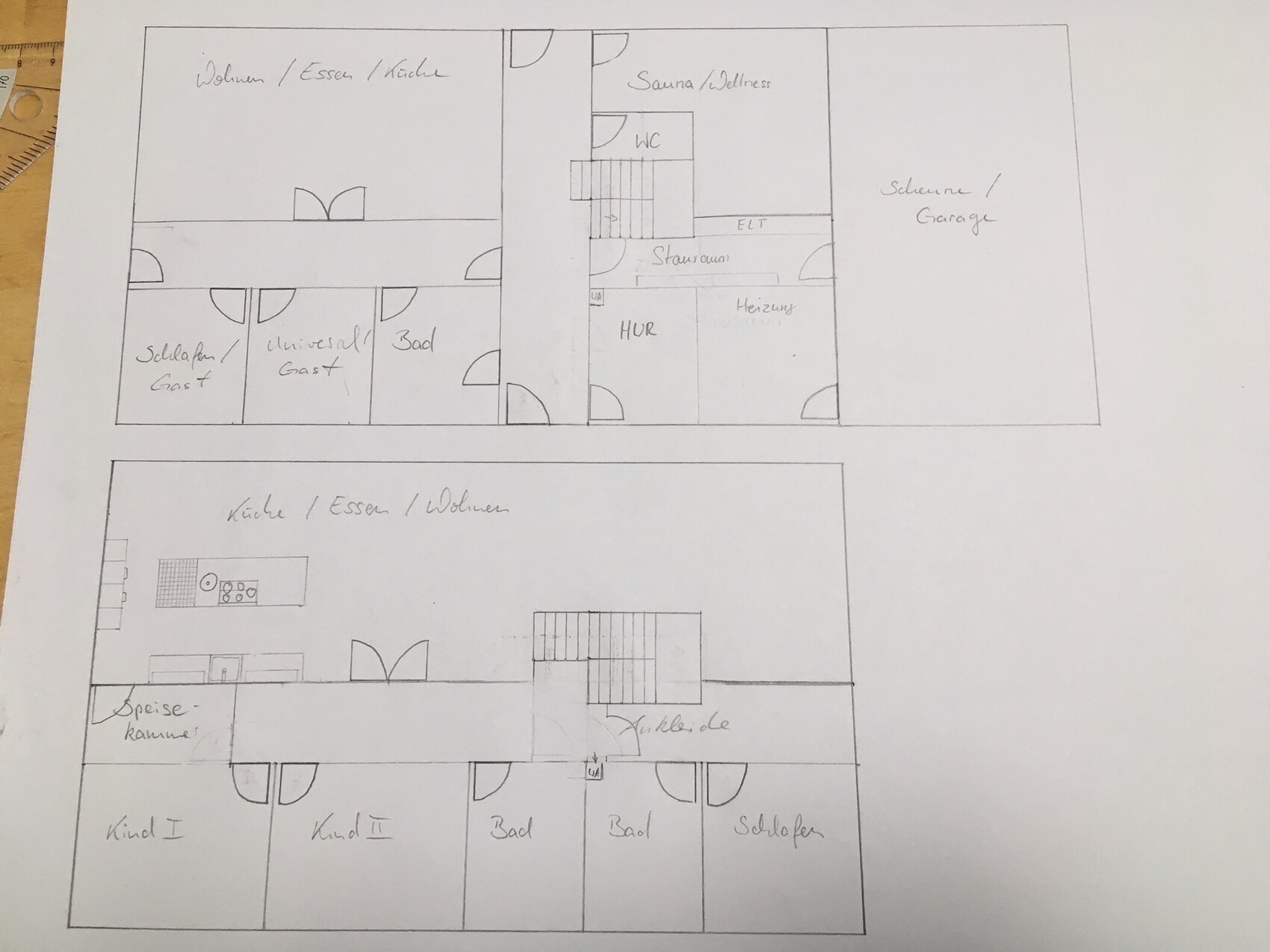 Handskizze: zweigeschossiger Grundriss mit Kueche, Wohnen, Essen, Bad, Schlafen, WC, Treppe, Garage.