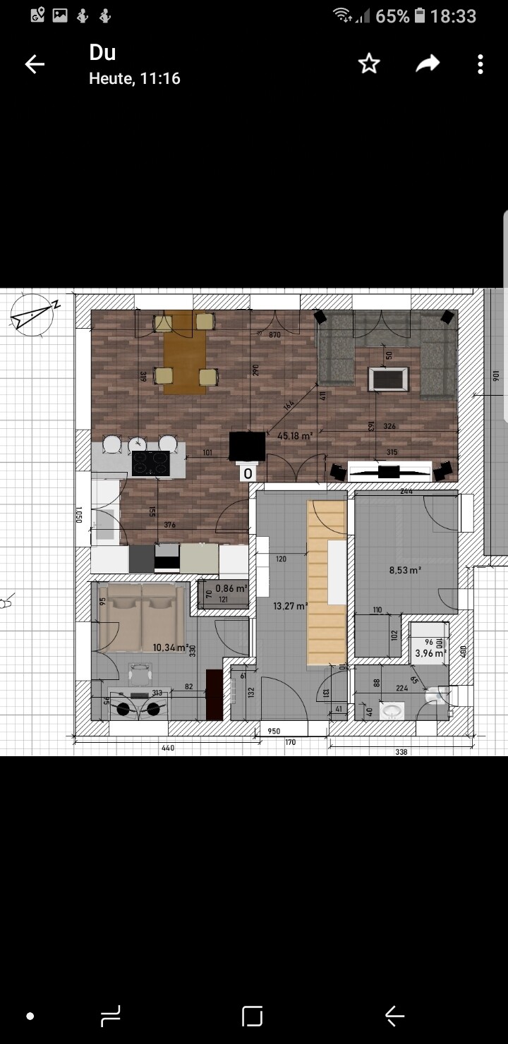 Grundriss eines Apartments: Küche mit Insel, Esstisch, Wohnzimmer, Schlafzimmer unten links.