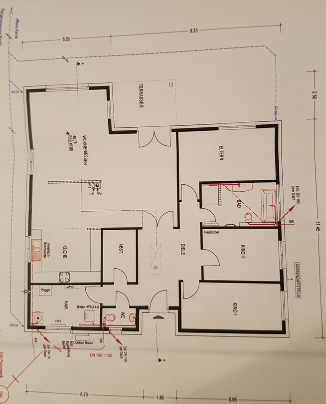 Grundriss eines Hauses mit Wohnzimmer, Küche, Diele, Bad, Eltern- und Kinderzimmer, Terrasse.
