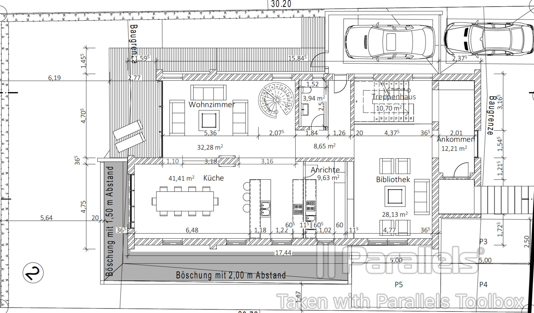 Grundriss eines Hauses mit Wohnzimmer, Küche, Anrichte, Bibliothek, Treppenhaus und Terrasse.