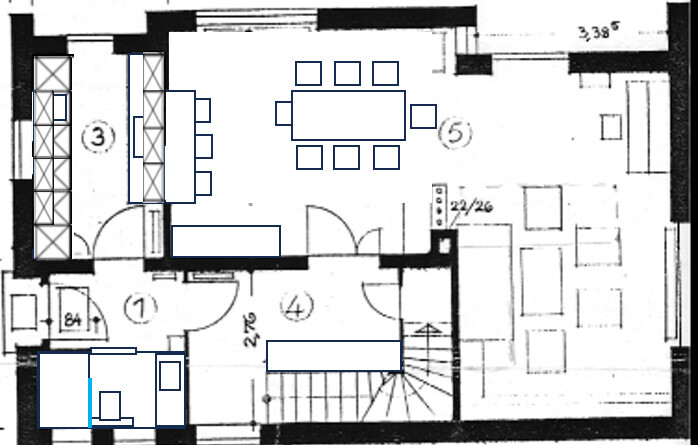 Grundriss von oben mit nummerierten Räumen; zentrale Essecke mit großem Tisch und Stühlen, Treppe.
