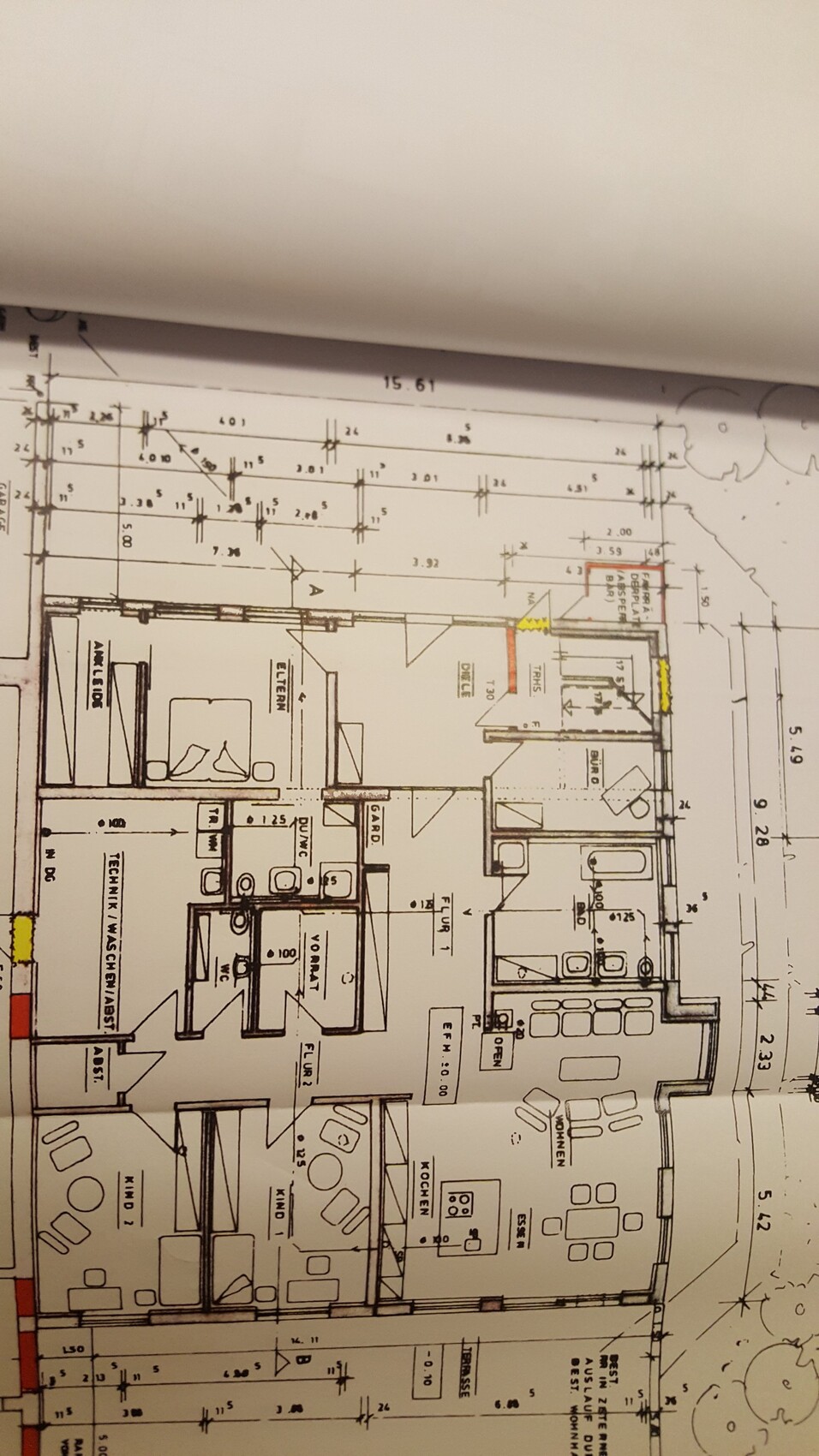 Grundriss eines Wohnhauses mit Küche, Wohnzimmer, Bad und Flur; Maßlinien.