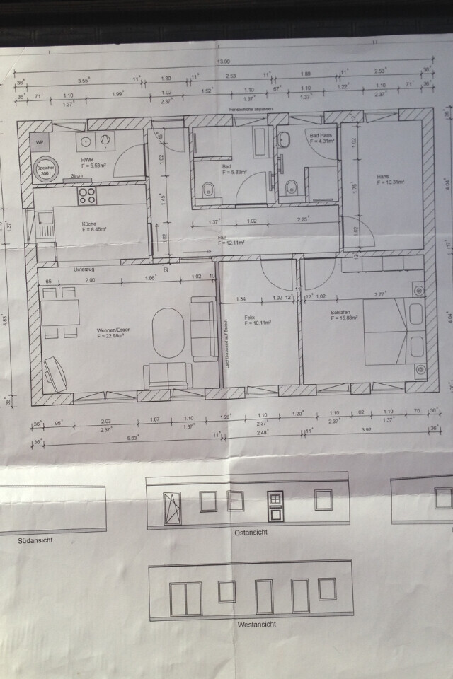 Grundriss einer Wohnung: Küche, Wohnen/Essen, Bad, Schlafzimmer, Flur