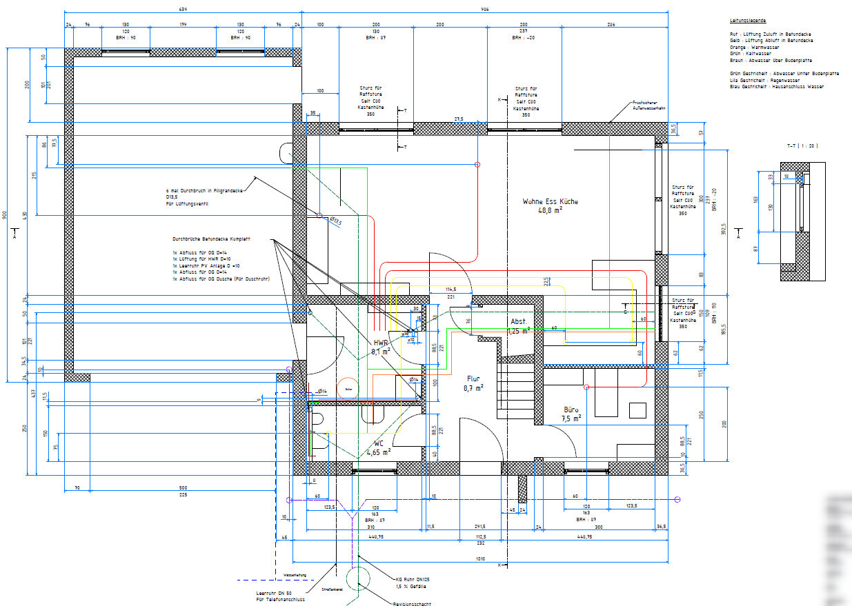 Grundriss eines Hauses mit Küche, Büro, Flur und WC sowie farbcodierten Leitungen.