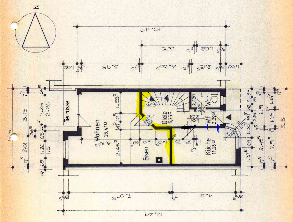 Grundriss eines Hauses mit Wohnen, Essen, Küche; gelbe Flurmarkierung, blaue Markierung an der Küchentür.