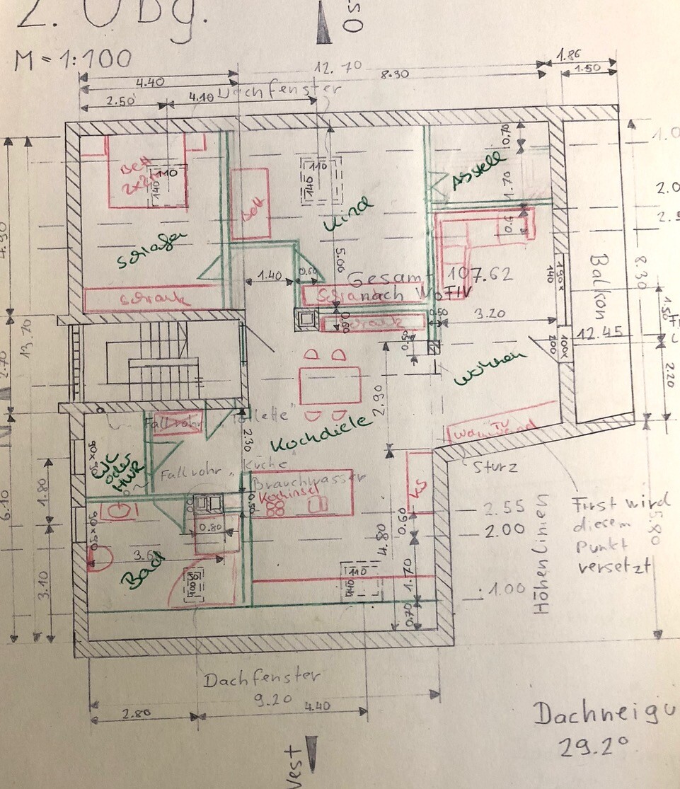 Handgezeichneter Grundriss eines Hauses mit Maßangaben, Dachfenstern und Raumnamen.