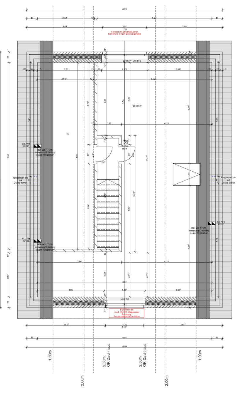 Architektonischer Grundriss: zentrale Treppe, TE- und Speicherraum, mit Maßangaben.