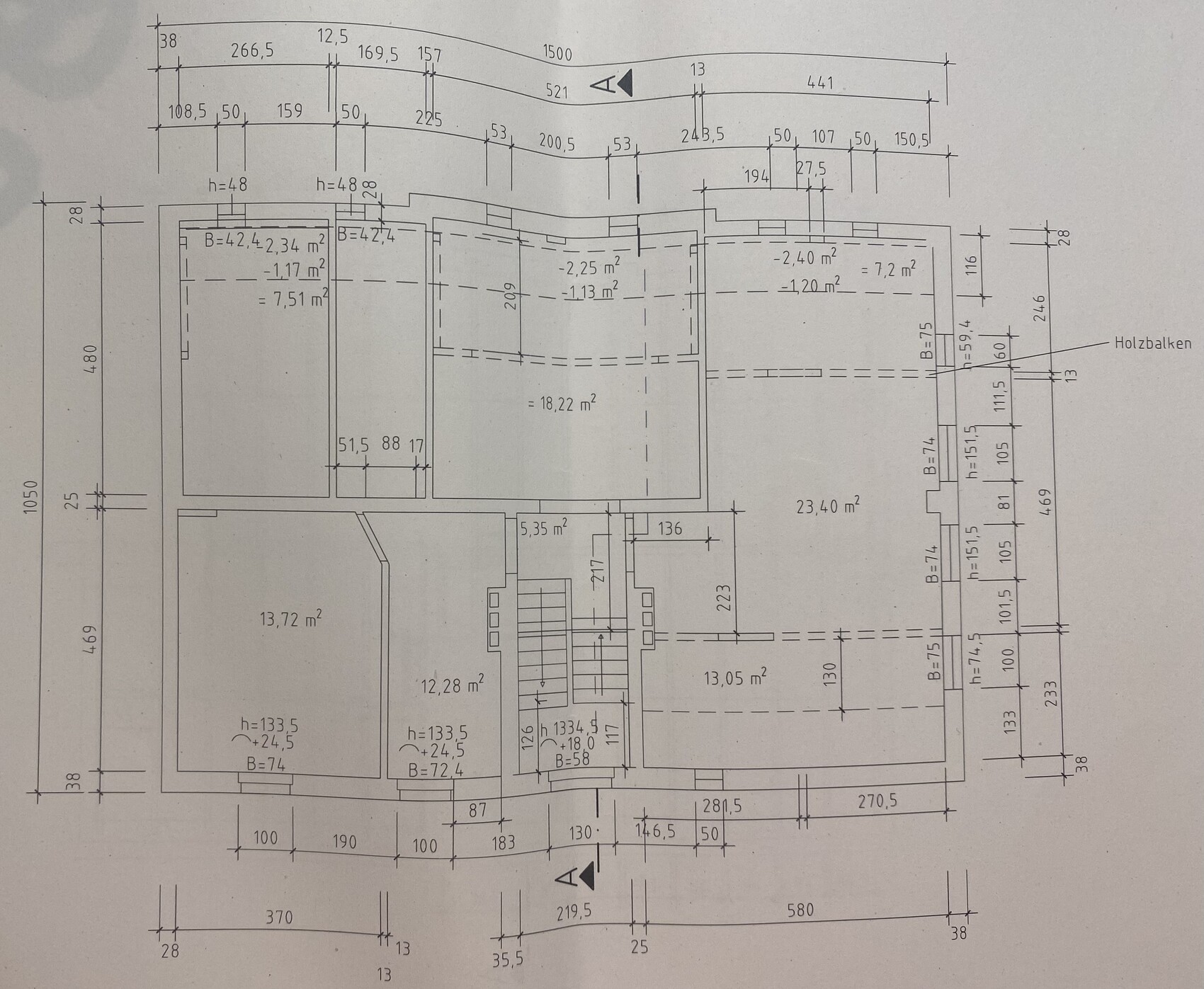 Grundriss eines Gebäudes: Mehrere Räume, Treppenhaus, Holzbalken, Maßangaben.