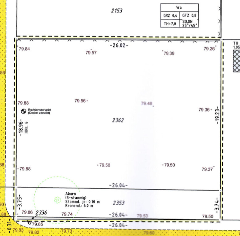 Grundriss eines Hauses mit Maßangaben, Raumnummern und Umrisslinien
