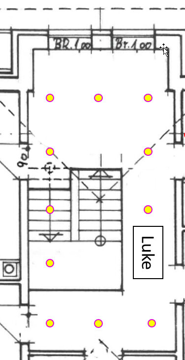 Grundriss eines Innenraums mit zentralem Treppenhaus; rechts Luke (Trapdoor) markiert