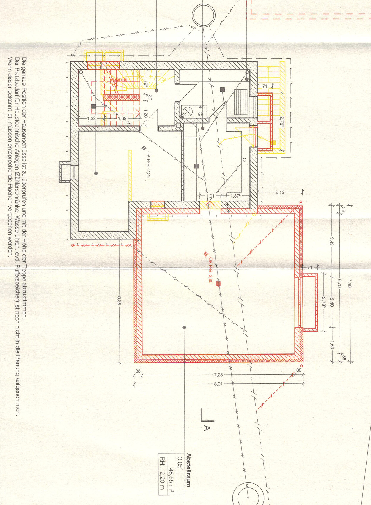 Grundriss eines Hauses mit Innenräumen, Außenmaßen, roter Umrandung und gelben Markierungen.
