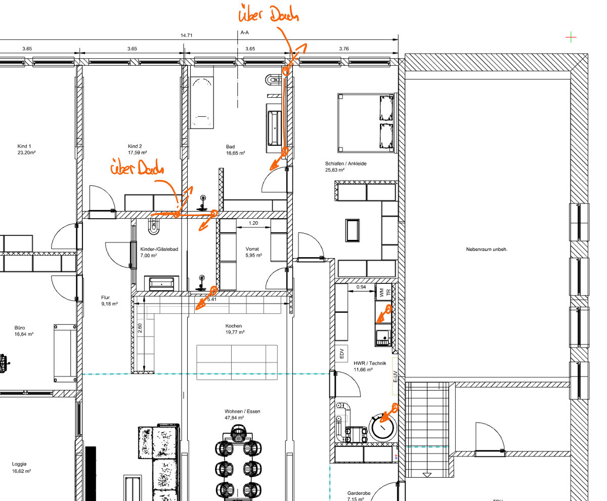 Grundriss eines Wohnhauses mit Küche, Bad, Wohnzimmer, Schlafzimmer; orange Markierungen 'über Dach'.