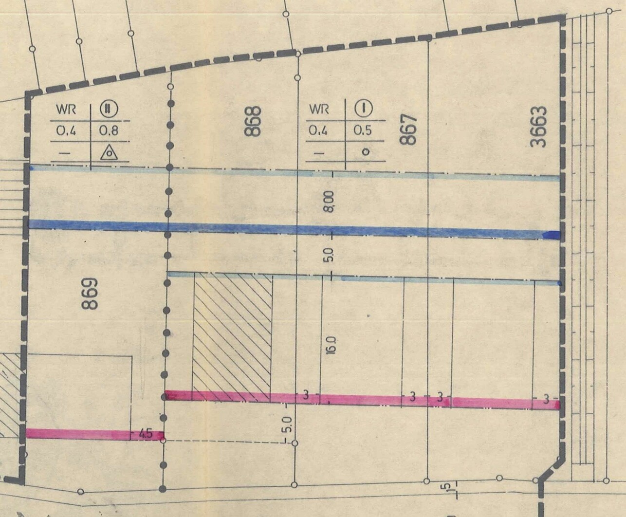 Grundrissplan eines Bauprojekts mit nummerierten Räumen, Maßen und blau/pink markierten Linien.