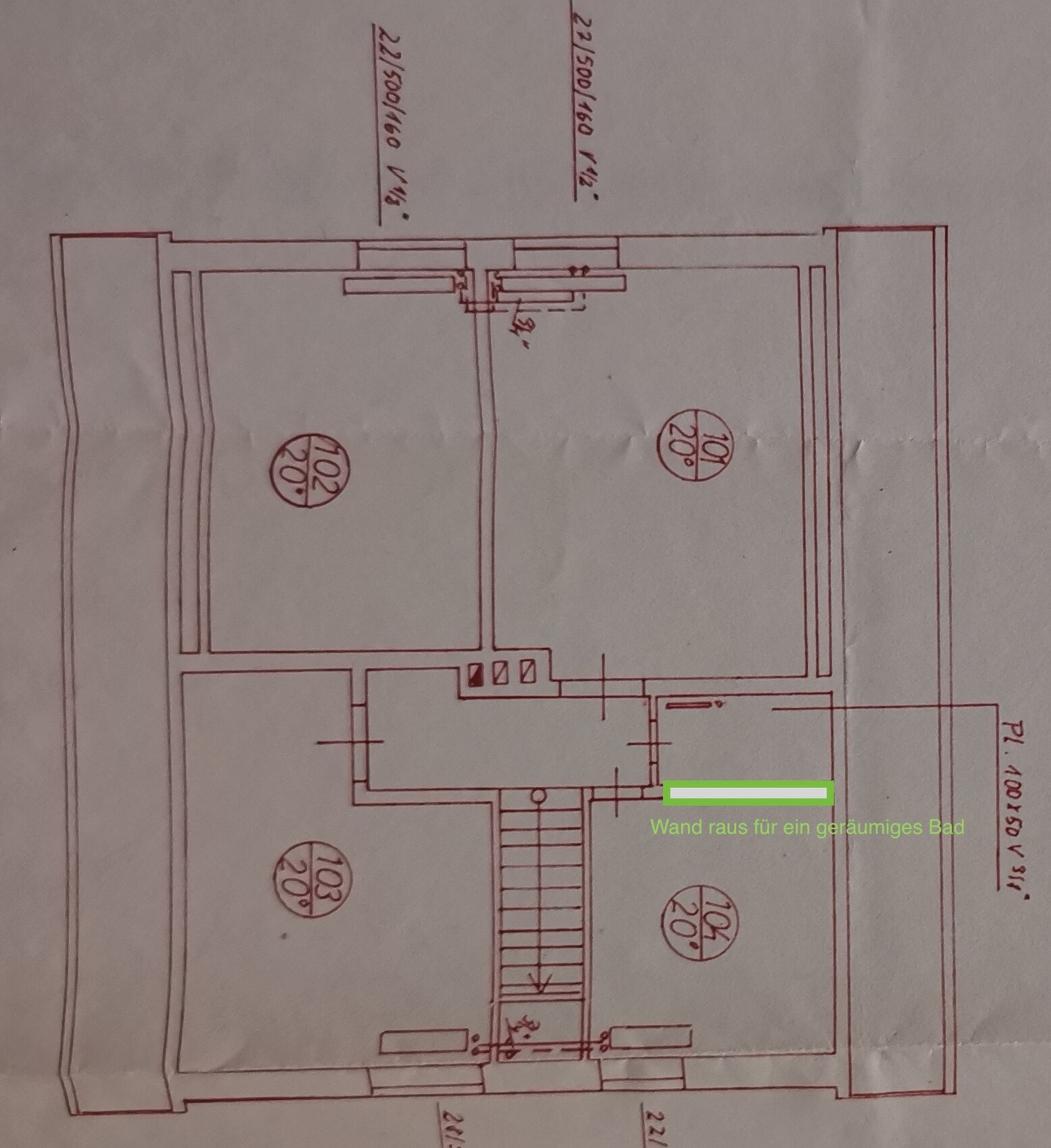 Grundriss eines Stockwerks mit zwei großen Räumen, Treppe und Türen; Wandöffnung fürs Bad.