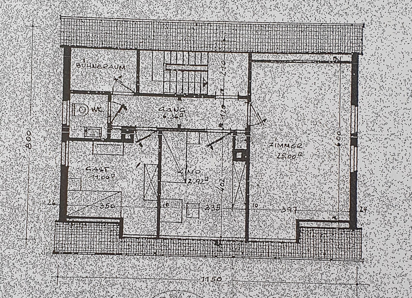 Grundriss eines Gebäudes mit Zimmern, Türen, Wänden und Maßangaben.