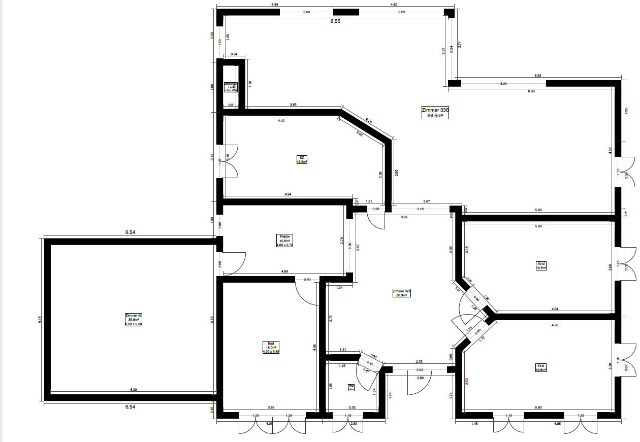 Grundriss eines Mehrzimmerhauses mit Wänden, Türen und Abmessungen.