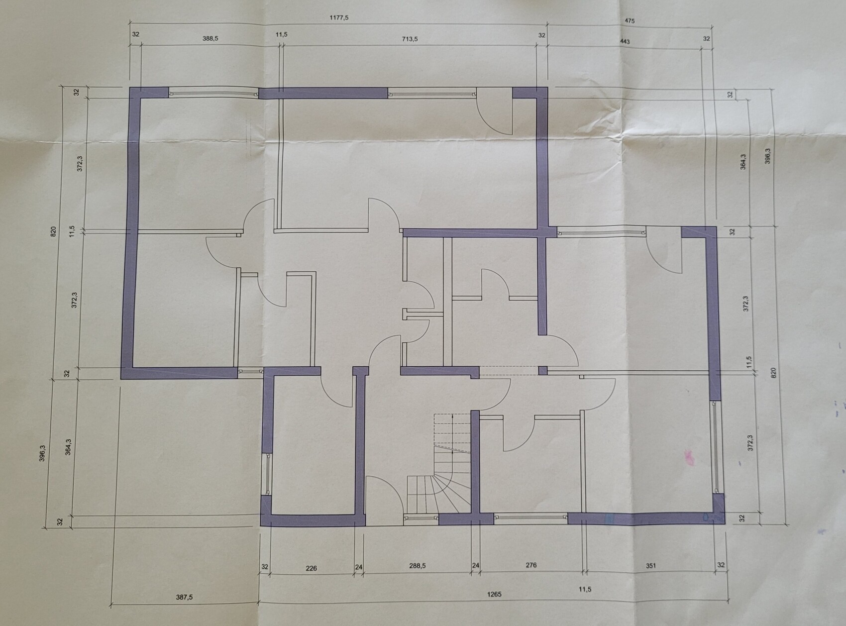 Grundriss eines Hauses mit mehreren Zimmern, Türen, Treppe; umlaufende violette Wände.