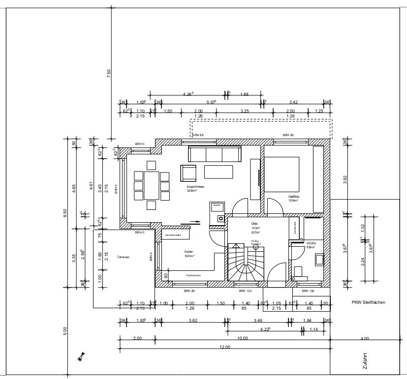 Grundriss eines Hauses mit Wohnzimmer, Essbereich, Küche, Diele, Schlafzimmer, Terrasse und Treppe.