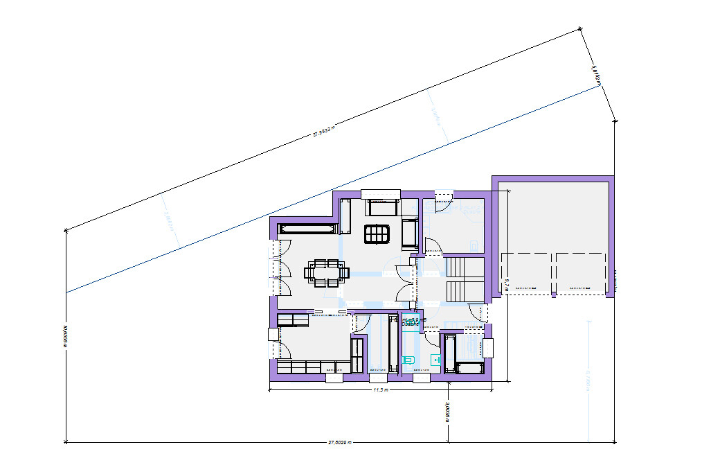 Grundriss eines Wohnhauses mit Räumen, Möbeln, Türen, Treppe und Maßangaben.