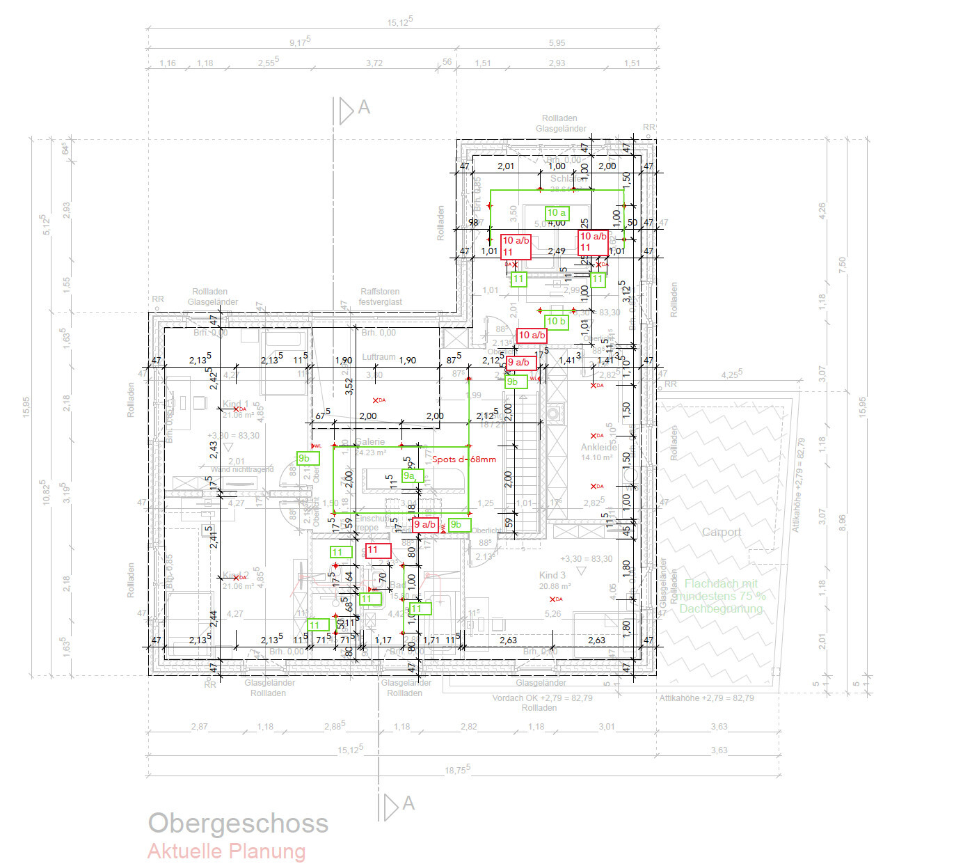 Obergeschoss-Grundriss eines Gebäudes mit Räumen, Maßen und Markierungen.