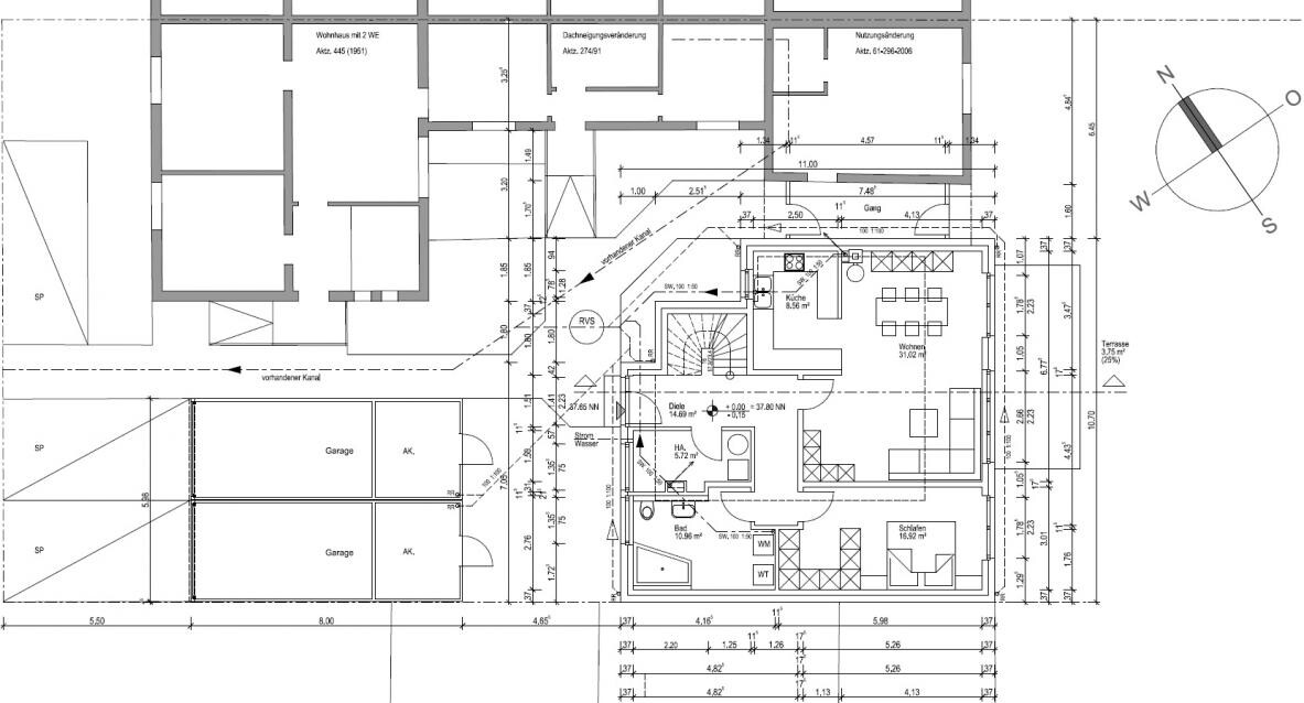 Grundriss eines Hauses: Räume, Treppe, Küche, Wohnzimmer, Bad, Schlafzimmer, Garage