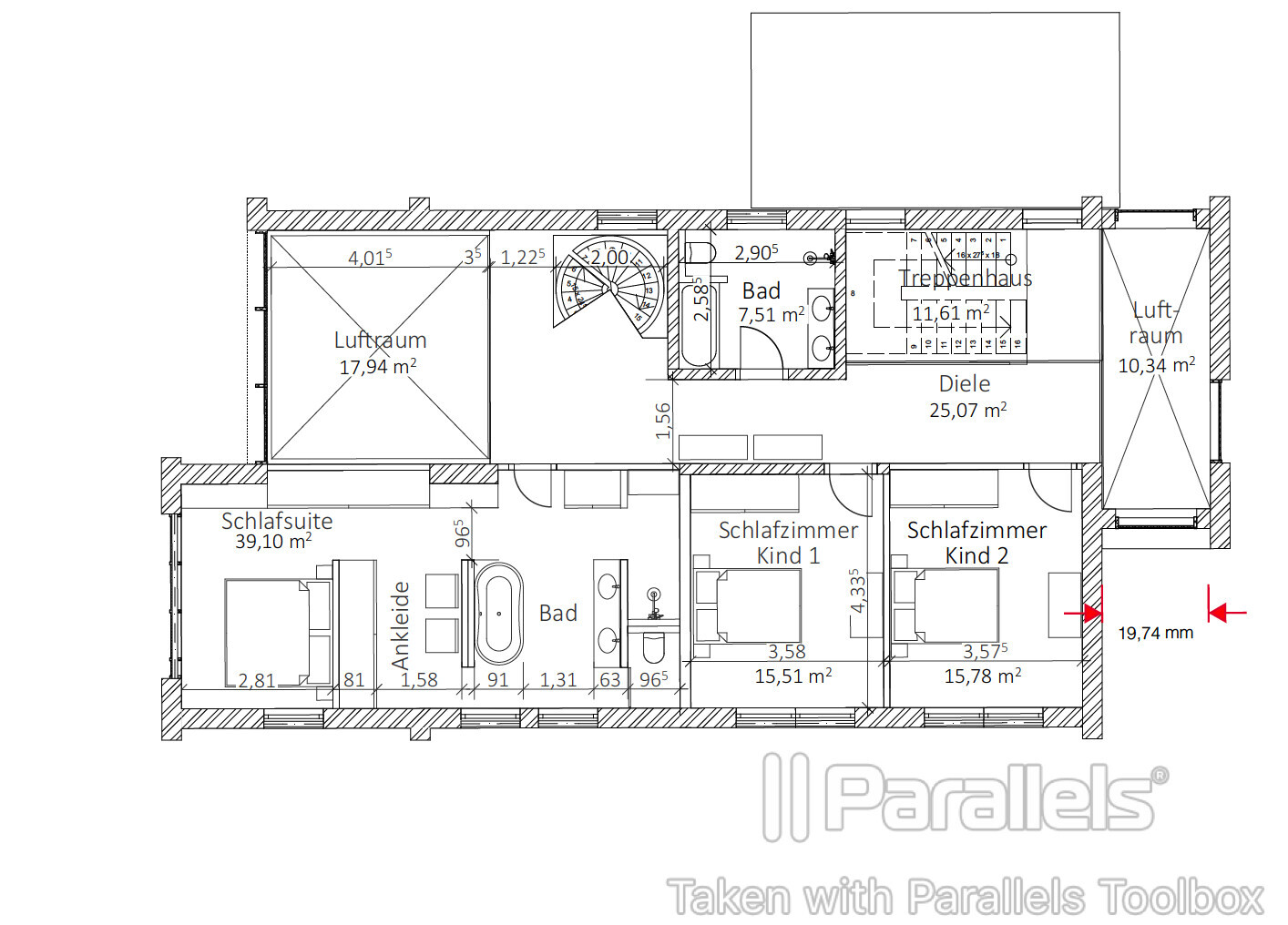 Grundriss Obergeschoss mit Schlafsuite, zwei Kinderzimmer, Bad, Diele, Treppenhaus und Luftraum.