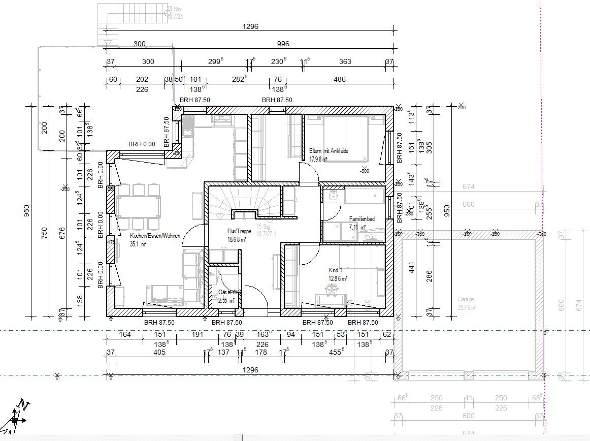 Grundriss eines Hauses: Küche, Wohnen/Essen, Flur, Treppe, Eltern-/Kinderzimmer, Bad, Garage.