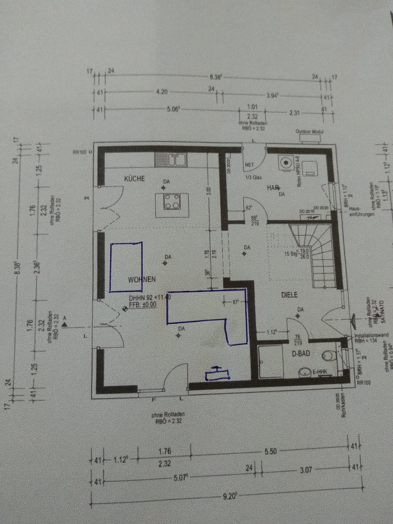 Grundriss eines Apartments: Küche, Wohnen, Diele, Bad, HWR; blaue Markierungen.