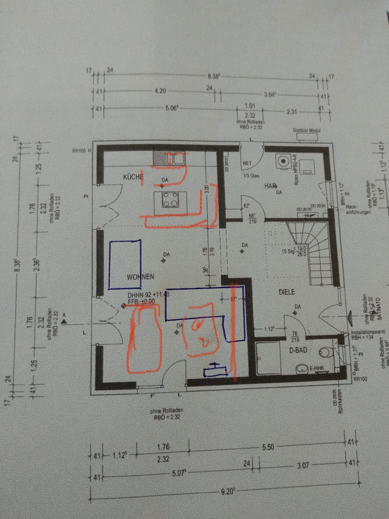 Grundriss einer Wohnung: Küche, Wohnzimmer, Diele, Bad, Hauswirtschaftsraum und Treppe.