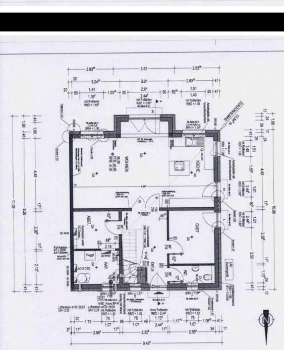 Grundriss eines Hauses: Räume, Türen, Treppen, Küche, Wohnzimmer, Badezimmer, mit Maßangaben.