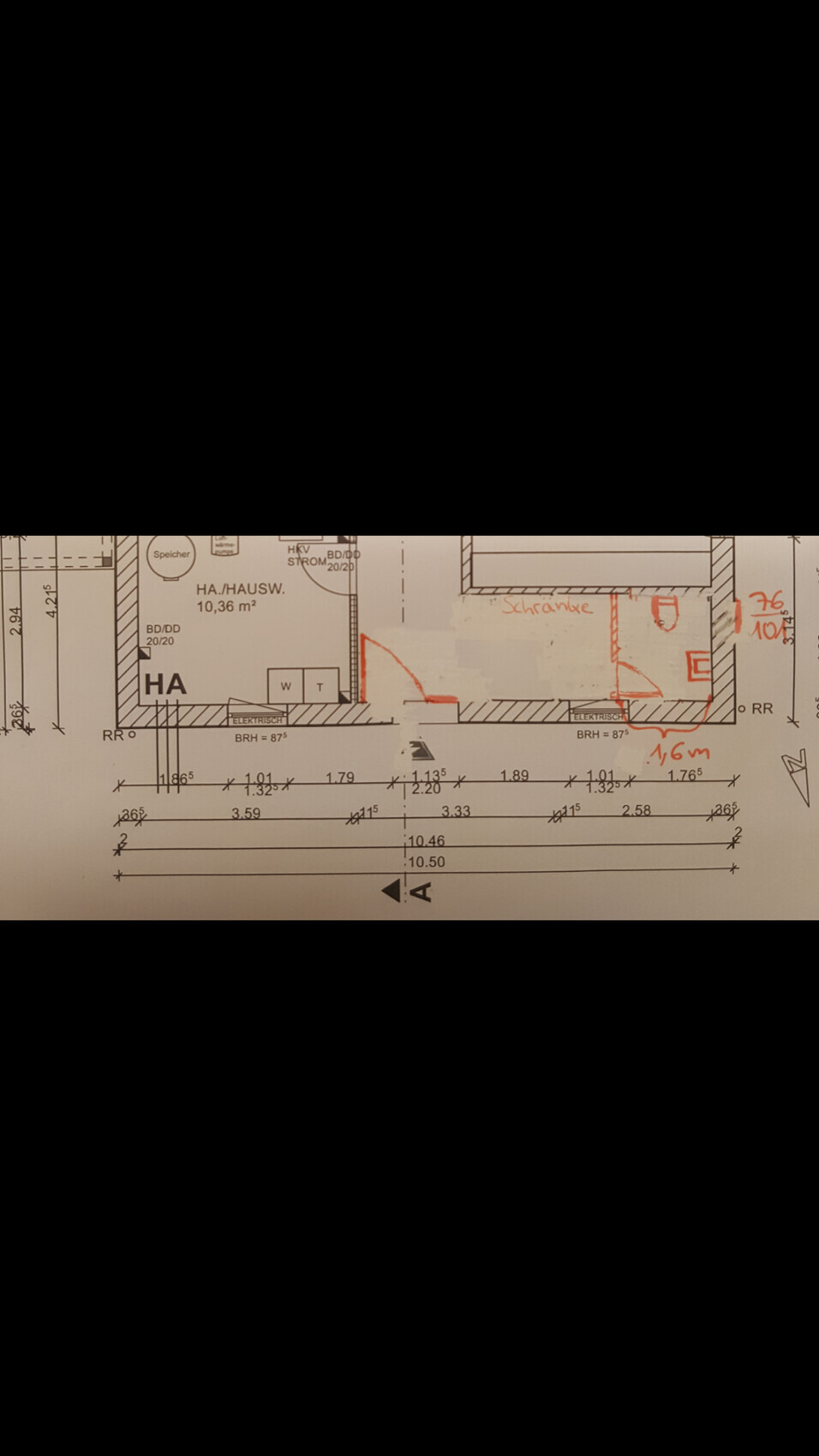 Grundriss eines Bauplans: zwei Räume, Türen, Wände, Maßlinien, rote Notizen Schränke.