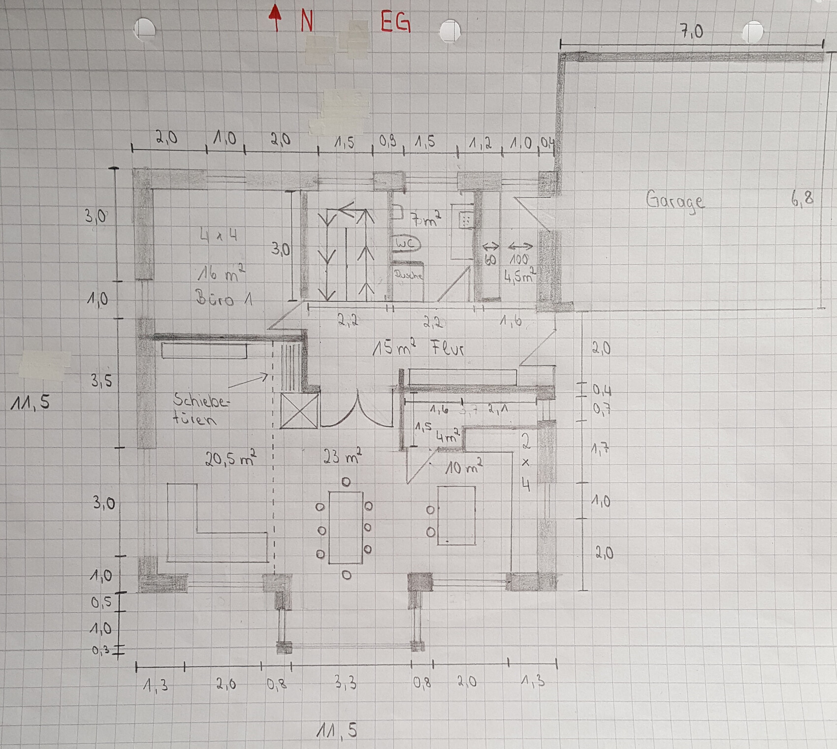 Handgezeichneter Grundriss mit Garage rechts, Flur, Büro, Küche, WC/Dusche, Schiebetüren, Maße.