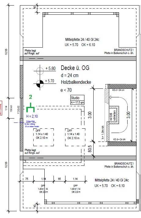 Grundriss eines Innenraums mit Maßen, Studiobereich und Deckenstruktur (Holzbalkendecke).
