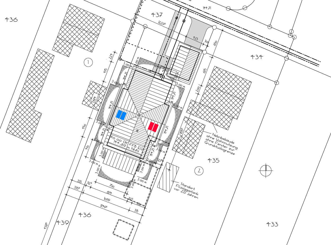Lageplan eines Bauprojekts: Grundriss des Gebäudes, Maßangaben und umliegende Parzellen.