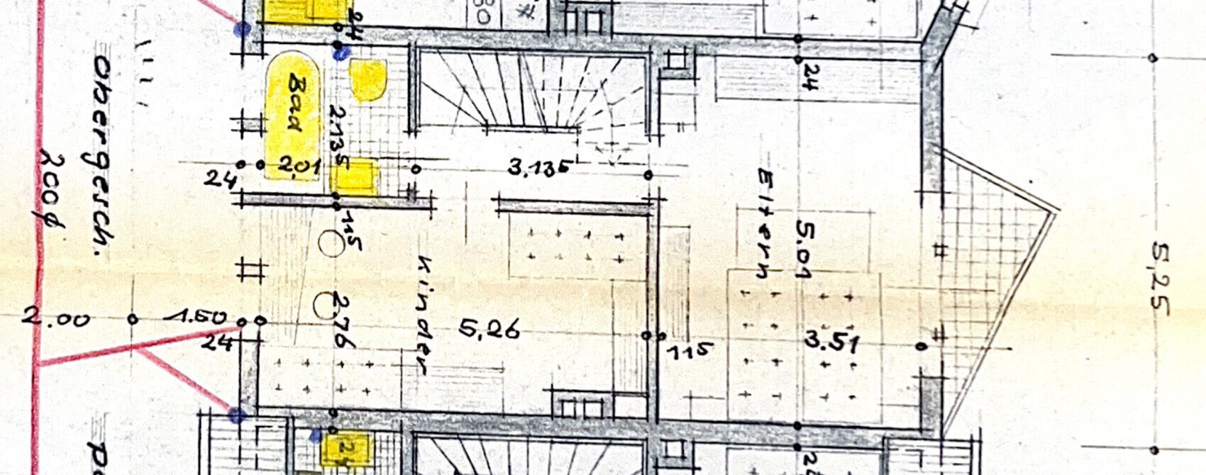Grundriss eines Gebäudes mit Treppe, Wänden, Möbeln und Maßangaben.