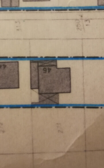 Grundriss eines Gebäudes: weiße Fläche, blaue Wände; mittig dunkles Rechteck mit Nummer 46.