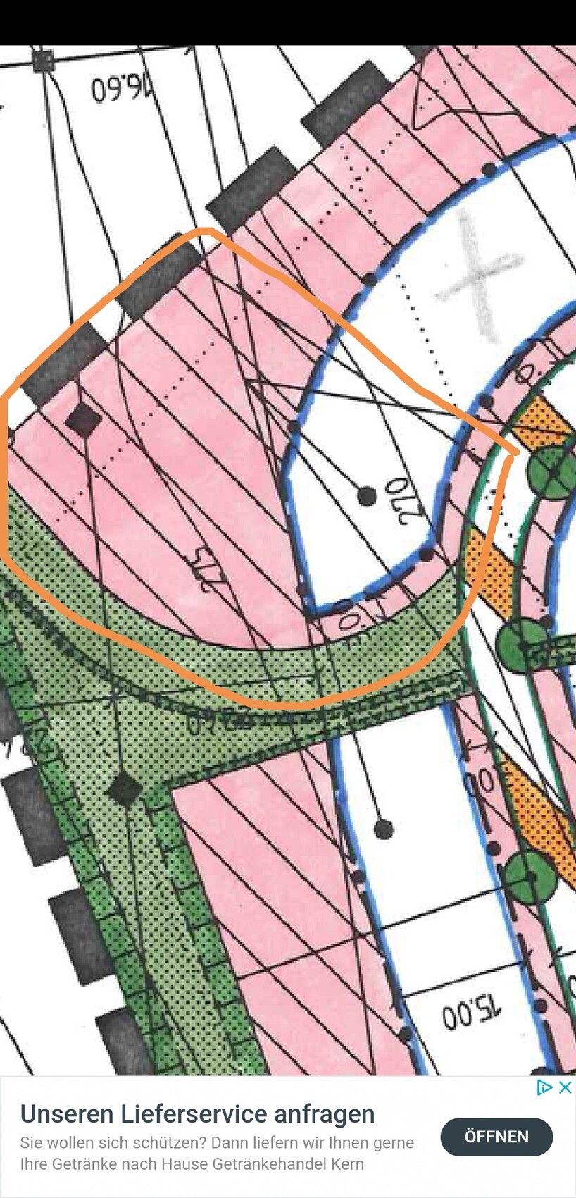 Architekturplan: gekrümmter pinker Bereich mit blauem Rand, grüne Flächen und Maßlinien.