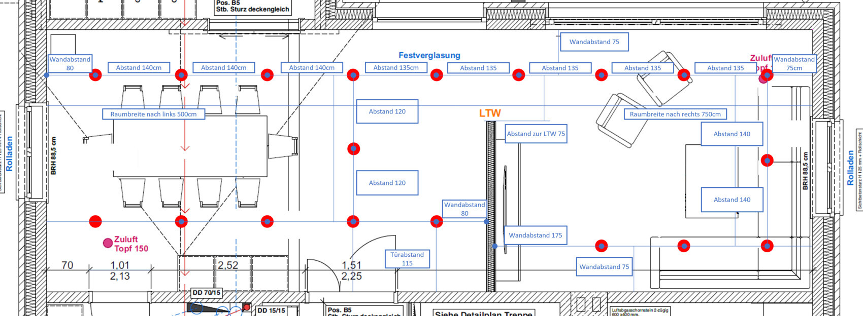 Grundriss eines Veranstaltungsraums mit Sitzordnung, Abständen und Lüftungselementen