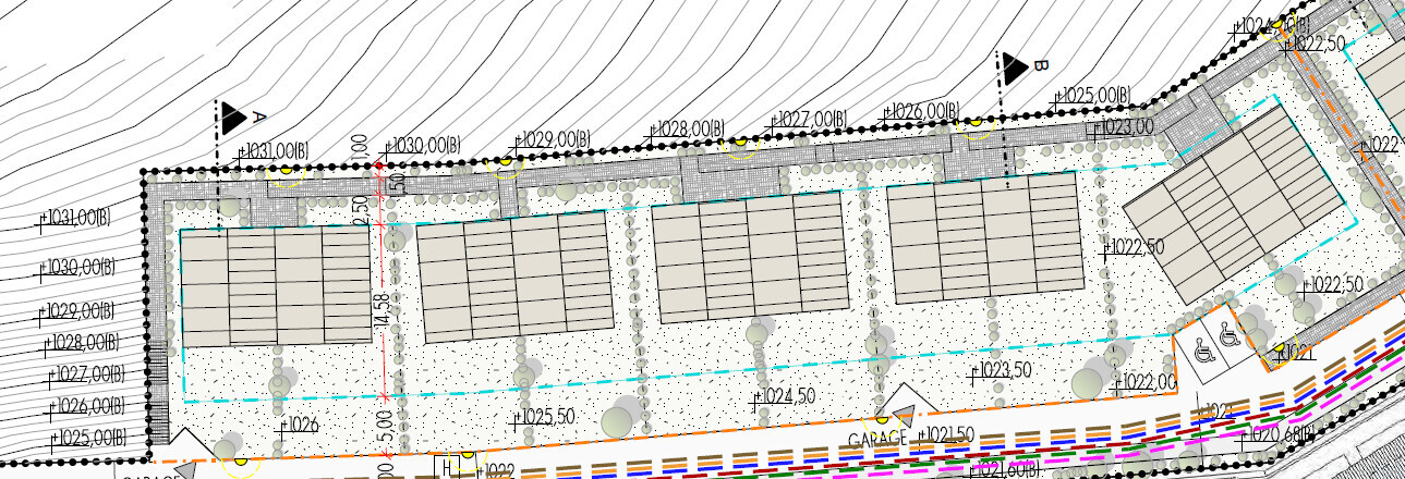 Lageplan eines Baugeländes: Grundstücke, Parkplätze, Garagen, Straßen, Bäume.