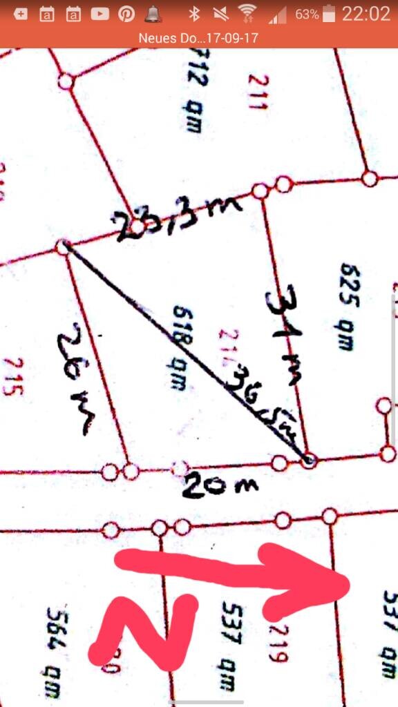 Katasterplan mit Parzellen, Maßangaben (20 m, 25 m) und rotem Pfeil.