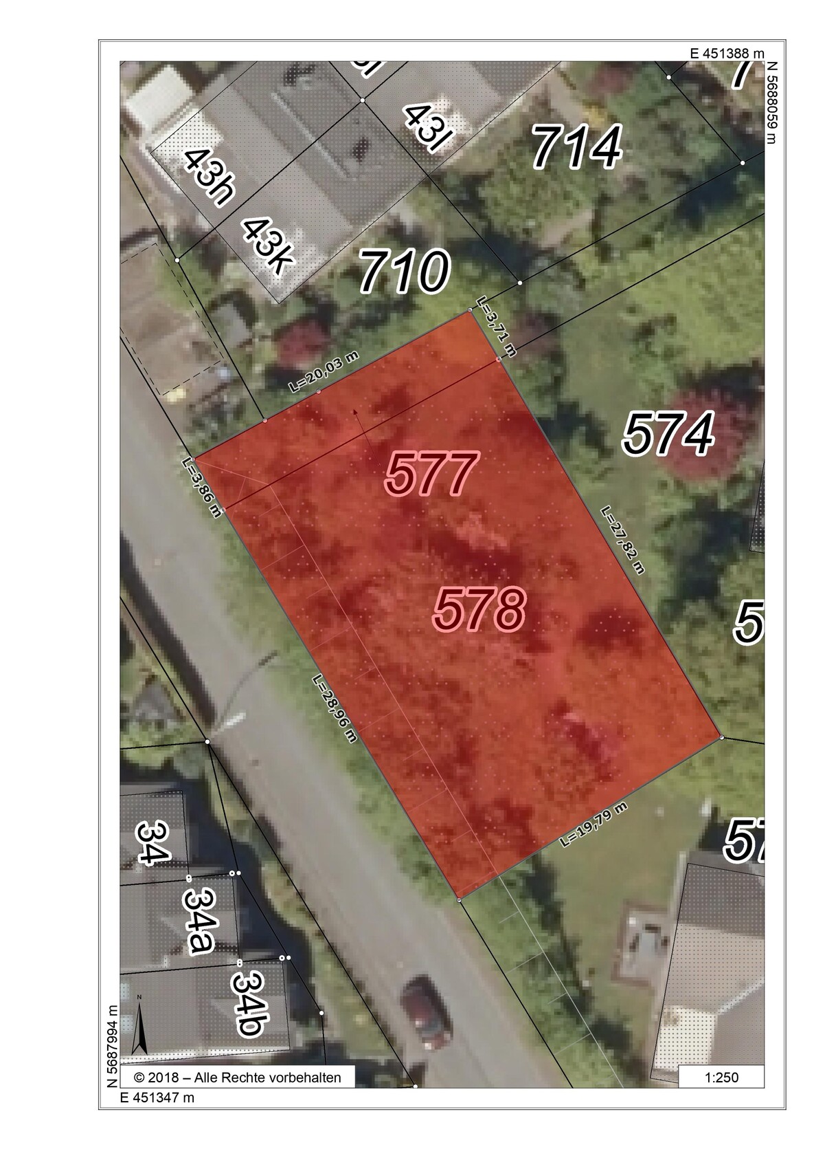 Luftbildkarte: Rot markiertes Grundstück 577/578 an Straße, Parzellen 574, 710, 714 umgeben.